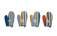 Gants basque portés sortant four, lien accrochage visible paume protégée