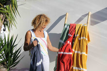 Des foutas tie and dye en coton coloré  pour la plage et la piscine