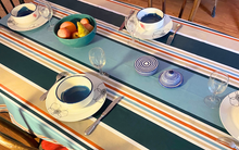 Déjeuner convivial avec nappe enduite rayée élégante