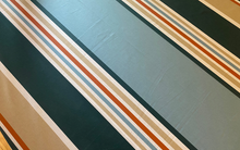 Détail de nappe enduite rayée bleu vert