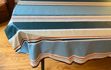 Détail tissu nappe enduite rayée effet déperlant