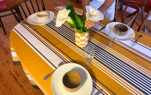 Table dressée avec nappe enduite rayée pour repas en famille