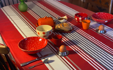 En intérieur comme sur votre terrasse, cette nappe enduite rouge est élégante et pratique