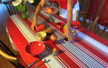 Cette jolie nappe aux rayures d'inspiration basque avec ses couleurs chaudes à dominante de rouge. Idéal en intérieur comme extérieur. 