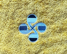 Broderie artisanale fine sur essuie-main rond éponge, motif basque élégant