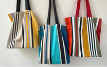 Sacs en toile rayée pour une journée à la plage