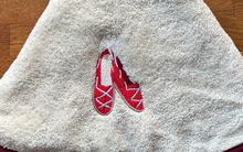 Texture éponge ultra-absorbante essuie-main rond ecru avec broderie espadrille basque