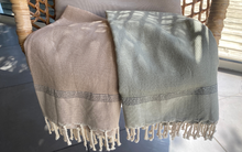 Duo de Foutas kaki et beige avec franges torsadées, parfaite pour serviette de plage surf Biarritz