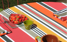 Table dressée avec nappe en coton satiné élégante. Couleurs chaudes ambiance estivale