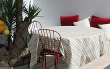 Nappe rayée enduite présentée nue
