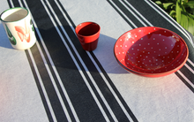 Zoom sur la nappe en coton enduit de chez mylittlepaysbasque à Bidart