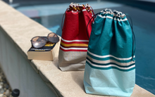 bord de piscine pour ces sacs enduits pratiques pour la crème solaire et les objets à garder loin de l'eau ! Un indispensable