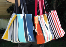 Deux sacs en toile rayée élégant et pratique