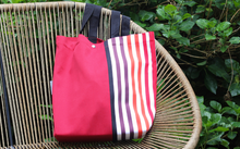 Sac souple en toile rayée porté épaule