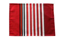 Set de table rouge élégant pour des diners en solo, à plusieurs 