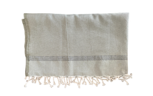 Fouta kaki franges torsadées, parfaite pour serviette plage à Biarritz et au Pays Basque