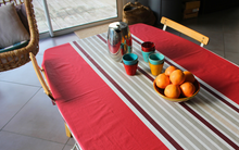 Nappe enduite étendue table salle a manger Biarritz, résistante café tartine et sauce