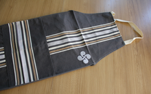 Tablier cuisine gris brodé, poches pratiques pour ustensiles
