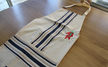 Tablier de cuisine  avec grande poche devant pratique pour les ustensiles et joli avec sa broderie piment rouge