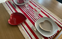 Chemin de table Gorri beige à rayures rouges pour une table à l’esprit basque
