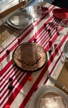 Chemin de table Gorri en coton satiné beige et rayures rouges disposé dans la longueur
