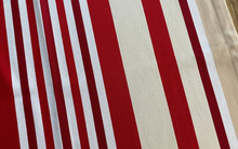Détail du tissage satiné du chemin de table Gorri beige et rouge