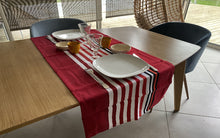 chemin de table en coton satiné rouge basque avec traitement antitache pour un tete a tete amoureux 