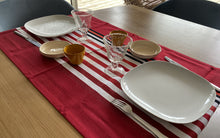 chemin de table rouge basque aux rayures basque en coton satiné antitache