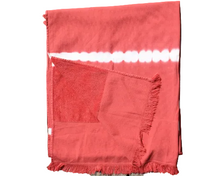 Fouta rouge brique rayures ton sur ton pliée avec franges, idéal cadeau piscine ou plage
