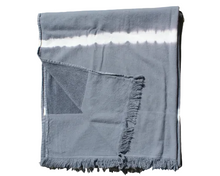 Fouta grise rayures ton sur ton pliée avec franges, parfaite pour serviette de bain surf Biarritz