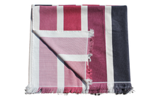 Jolie fouta rayée aux couleurs à dominante de rose. Légère et pratique pour. la plage et la piscine