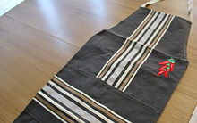 Tablier de cuisine gris avec broderie piment basque