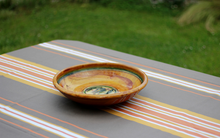 Gros plan sur la nappe barbazan coloris taupe avec enduction acrylique pour utilisation exterieur et facilité d'usage.