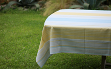 Nappe en coton enduit jaune et bleu pour utilisation facile dans le jardin, un coup d'éponge et elle est propre. 