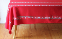 Apercu de la nappe en coton rouge aux motifs traditionnels basques avec la croix