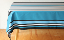 Apercu de la nappe en coton satiné traitée antitache pour plus de praticité. Version bleu élégante