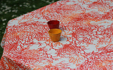 Ambiance bord de mer avec nappe enduite motif coraux