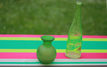 Détail de la nappe en coton satiné coloris vert et rose pour un air printanier dans votre maison