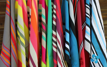 Ambiance de torchons basques aux couleurs vives et broderies basques