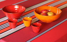 Détail de la nappe TOREO rouge en coton satinée et traitement antitache. 