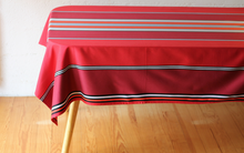 Apercu du retombé de la nappe TOREO rouge pour plus d'élégance